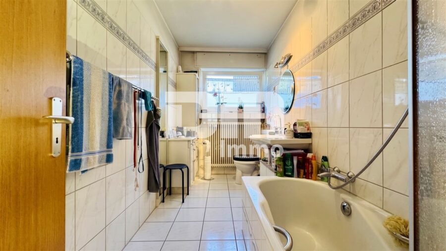 Solides Ein- bis Zweifamilienhaus mit Wintergarten + und Wintergarten als solide Kapitalanlage - EG WE1 Bad / Wanne